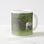 Shy White Horse Tasse (Vorderseite Rechts)