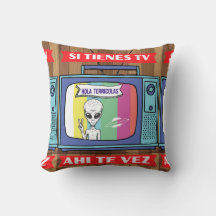 si tienes tv ahi te vez Alien Throw Pillow