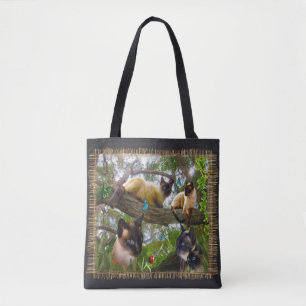 Siamese Sophie spielt in ihrem Garten Tasche