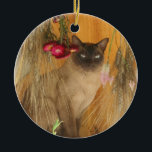 Siamesen Katzengetrocknete Blume Tierverzierung Keramikornament<br><div class="desc">Hübsche Siamkatze, die unter getrockneten Blume Ziergegend posiert. Klicken Sie auf Anpassen, um Ihre persönliche Nachricht auf der Rückseite hinzuzufügen. Wenn Sie das Bild auch auf der Rückseite des Ornaments möchten, kontaktieren Sie mich bitte und ich werde es gerne für Sie erstellen. Wenn Sie Hilfe benötigen oder Fragen haben, kontaktieren...</div>