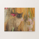 Siamesen Katzenrost Blume Foto Malerei Puzzle<br><div class="desc">Hübsche Sealpoint Siamkatze posiert auf einem Regal umgeben von hängenden getrockneten Blume Gouache Stil Öl Foto Malerei tierischen Kunst aus meinem Original Foto. Tierfotografie von Susan. Für weitere Blumenposter, Tier- und Naturposter und -drucke besuchen Sie bitte meine Poster-Galerie Smilin' Eyes Posters. Dieses Bild ist auf vielen Karten und Produkten in...</div>