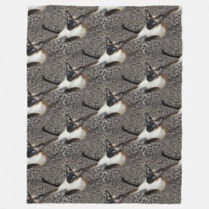 Siamesische Katze auf Leopard-Druck-wildes Fleecedecke