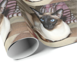Siamesische Katze, die auf Couch sich entspannt Geschenkpapier