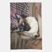 Siamesische Katze, die auf Couch sich entspannt Küchentuch (Vertikal)