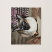 Siamesische Katze, die auf Couch sich entspannt Puzzle (Vertikal)