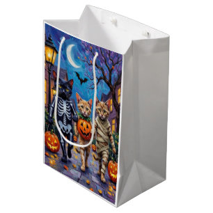 Siamesische Katzen beim Trick-or-Treat-ing an Hall Mittlere Geschenktüte