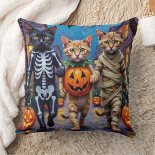 Siamesische Katzen beim Trick-or-Treaten Halloween Kissen