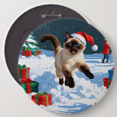 Siamische Katze läuft im Schnee mit Weihnachtsmütz Button (Vorne & Hinten)