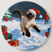 Siamische Katze läuft im Schnee mit Weihnachtsmütz Button (Vorderseite)
