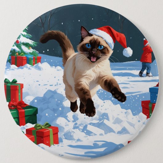 Siamische Katze läuft im Schnee mit Weihnachtsmütz Button (Vorderseite)