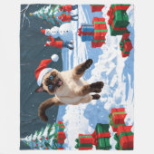 Siamische Katze läuft im Schnee mit Weihnachtsmütz Fleecedecke (Vorderseite)
