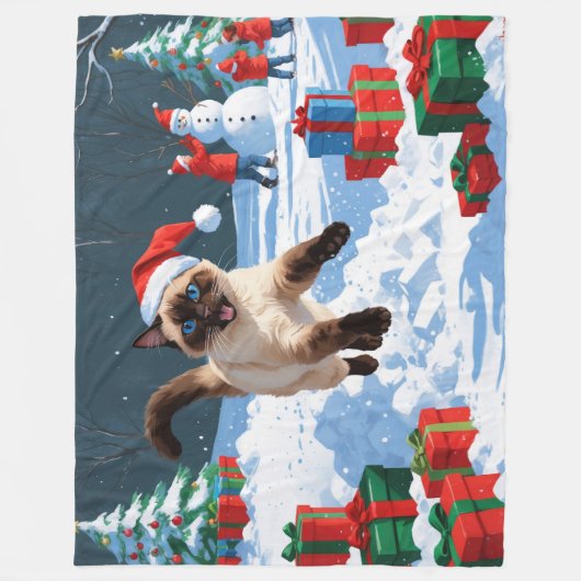 Siamische Katze läuft im Schnee mit Weihnachtsmütz Fleecedecke (Vorderseite)