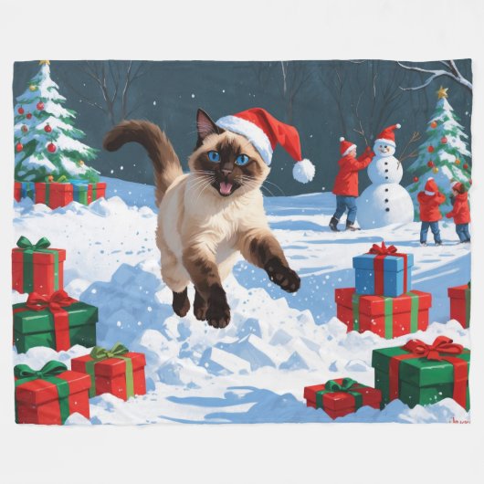 Siamische Katze läuft im Schnee mit Weihnachtsmütz Fleecedecke (Vorderseite (Horizontal))