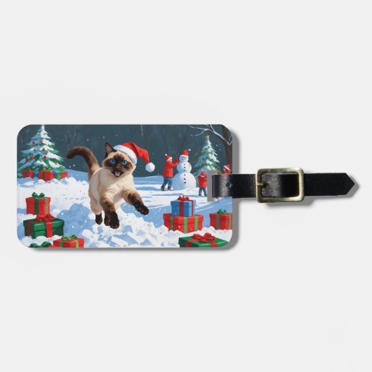 Siamische Katze läuft im Schnee mit Weihnachtsmütz Gepäckanhänger (Vorderseite horizontal)