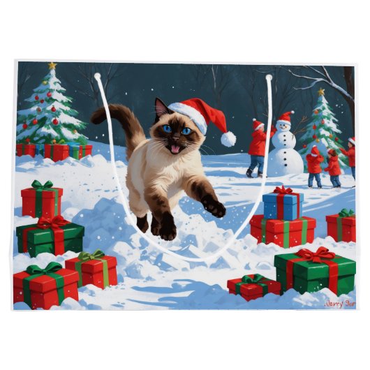 Siamische Katze läuft im Schnee mit Weihnachtsmütz Große Geschenktüte (Rückseite)