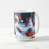 Siamische Katze läuft im Schnee mit Weihnachtsmütz Kaffeetasse (VorderseiteRechts)