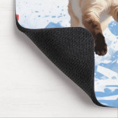 Siamische Katze läuft im Schnee mit Weihnachtsmütz Mousepad (Ecke)