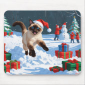Siamische Katze läuft im Schnee mit Weihnachtsmütz Mousepad (Vorne)