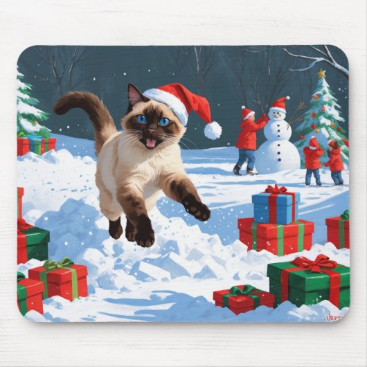 Siamische Katze läuft im Schnee mit Weihnachtsmütz Mousepad (Vorne)
