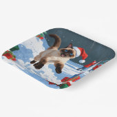 Siamische Katze läuft im Schnee mit Weihnachtsmütz Pappteller (Gewinkelt)