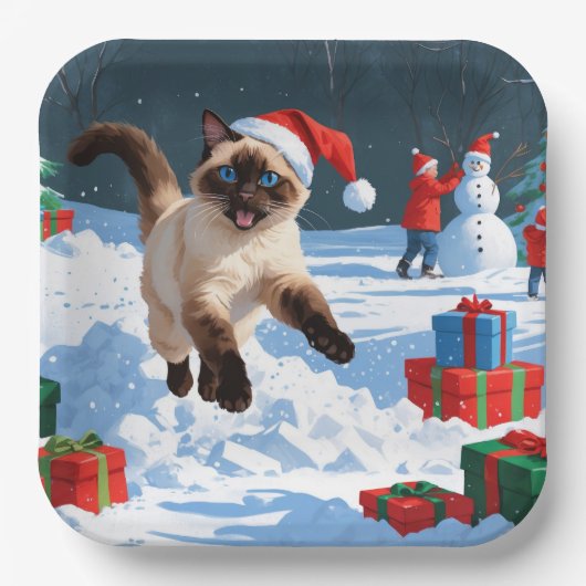 Siamische Katze läuft im Schnee mit Weihnachtsmütz Pappteller (Vorderseite)