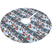 Siamische Katze läuft im Schnee mit Weihnachtsmütz Polyester Weihnachtsbaumdecke (Schrägansicht)