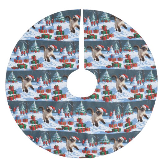 Siamische Katze läuft im Schnee mit Weihnachtsmütz Polyester Weihnachtsbaumdecke (Vorderseite)