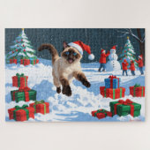 Siamische Katze läuft im Schnee mit Weihnachtsmütz Puzzle (Horizontal)