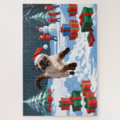Siamische Katze läuft im Schnee mit Weihnachtsmütz Puzzle (Vertikal)