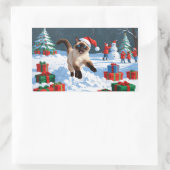 Siamische Katze läuft im Schnee mit Weihnachtsmütz Rechteckiger Aufkleber (Tasche)