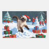 Siamische Katze läuft im Schnee mit Weihnachtsmütz Rechteckiger Aufkleber (Vorderseite)