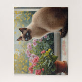 Siamkatze am Fenster mit Gartenblick Puzzle (Vertikal)