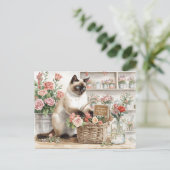 Siamkatze arrangiert Blumen zum Muttertag Postkarte (Stehend Vorderseite)