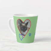 Siamkatze in Herzkruste. Grüne Latte-Tasse Milchtasse (Linke Ecke)