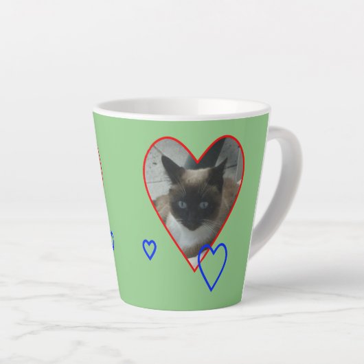 Siamkatze in Herzkruste. Grüne Latte-Tasse Milchtasse (Rechte Ecke)
