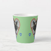Siamkatze in Herzkruste. Grüne Latte-Tasse Milchtasse (Vorderseite)