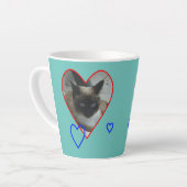 Siamkatze in Herzkruste. Light Blue Latte Tasse (Linke Ecke)
