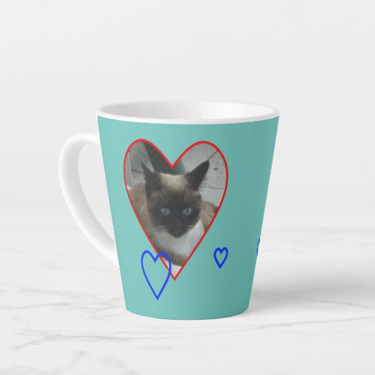 Siamkatze in Herzkruste. Light Blue Latte Tasse (Linke Ecke)