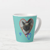 Siamkatze in Herzkruste. Light Blue Latte Tasse (Rechte Ecke)