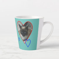 Siamkatze in Herzkruste. Light Blue Latte Tasse