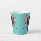 Siamkatze in Herzkruste. Light Blue Latte Tasse (Vorderseite)
