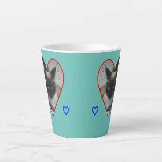 Siamkatze in Herzkruste. Light Blue Latte Tasse (Vorderseite)