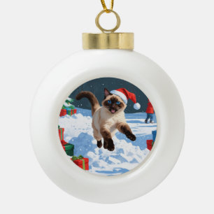 Siamkatze läuft im Schnee mit Weihnachtsmütze Keramik Kugel-Ornament