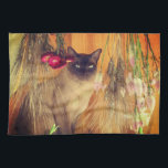 Siamkatze mit Blume Geschirrtuch<br><div class="desc">Hübsche siamesische Katze,  die auf einem Regal steht,  umgeben von schönen hängenden getrockneten Blume. Tierfotografie von Susan. Besuchen Sie SmilinEyes_Posters ,  um mehr Blume,  Tier,  Natur und Digitalfotos und Plakate zu sehen.</div>