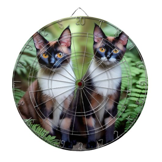 Siamkatzen, Dartboard mit Dartboard Dartscheibe (vorne)