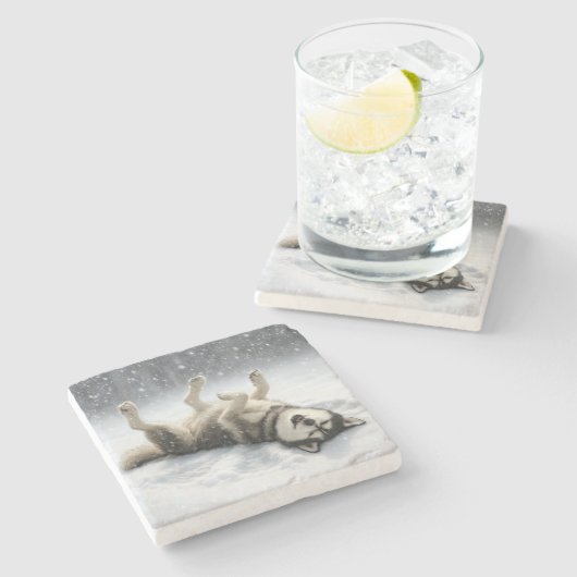 Siberian Huskey Creating a Snow Angel Steinuntersetzer (Seitenansicht)