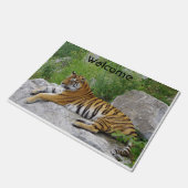 Siberian Tiger Relaxing on a Rock Fußmatte (Schrägansicht)