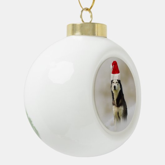Siberischer Husky-Hund mit Weihnachtsmannmütze im Keramik Kugel-Ornament (Links)