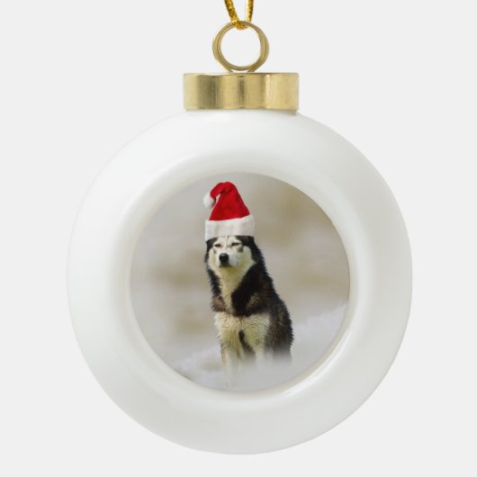 Siberischer Husky-Hund mit Weihnachtsmannmütze im Keramik Kugel-Ornament (Vorderseite)