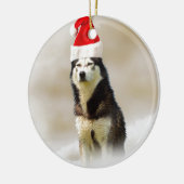 Siberischer Husky-Hund mit Weihnachtsmannmütze im Keramikornament (Links)